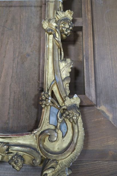 null Encadrement de miroir en bois redoré feuillagé 

XVIIIe siècle 

H. 97 cm -...