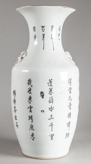 CHINE - Début du XXe siècle 
Vase balustre en porcelaine, à décor polychrome de...