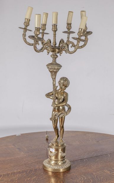  Important candélabre en bronze tenant une torche de sept lumières 
Début XXe siècle...