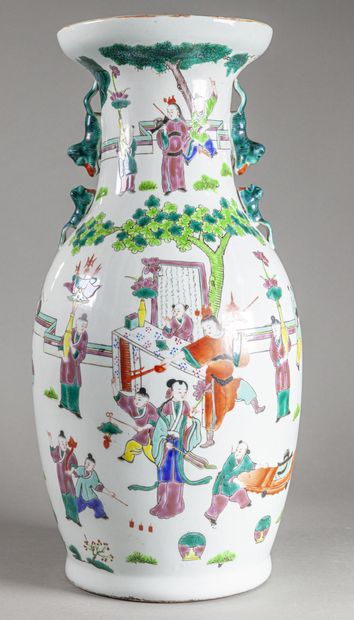 null CHINE, Canton - Début du XXe siècle

Grand vase balustre en porcelaine, à décor...