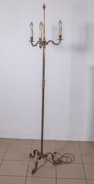  Lampadaire tripode en bronze, à trois lumières 
H. 169,5 cm