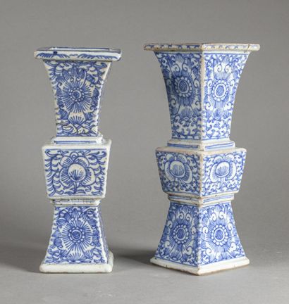  CHINE - XIXe siècle 
Paire de vases en grès porcelaineux de forme Gu, à décor blanc...