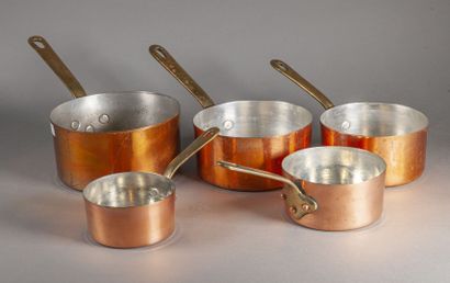  Cinq casseroles en cuivre étamé, le manche en laiton 
Début du XXe siècle 
D. 12...
