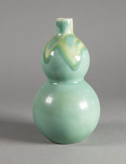  JAPON - XXe siècle 
Vase double gourde vert signé 
H. 21 cm