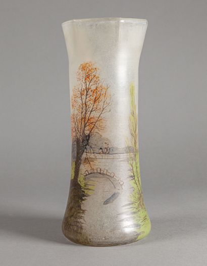 null LEGRAS - Début du XXe siècle 

Vase en verre à décor émaillé de promeneurs sur...