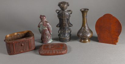  Lot comprenant: une dame de cour tenant un vase, sujet en bronze dans le goût Ming;...