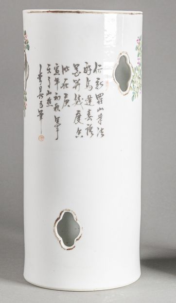 null CHINE - XXe siècle

Vase rouleau en porcelaine ajourée, à décor d'un oiseau...