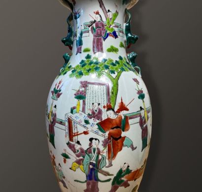null CHINE, Canton - Début du XXe siècle

Grand vase balustre en porcelaine, à décor...