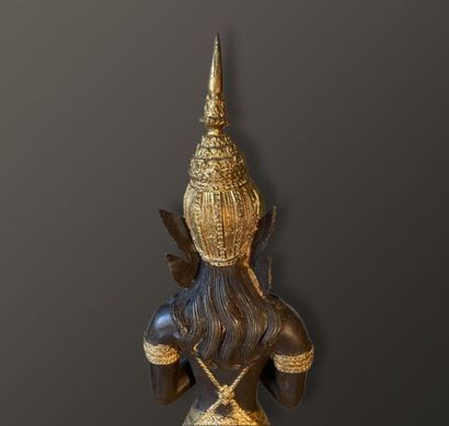  Danseuse Ayutthaya en métal patiné et doré 
XXe siècle 
H. 49 cm