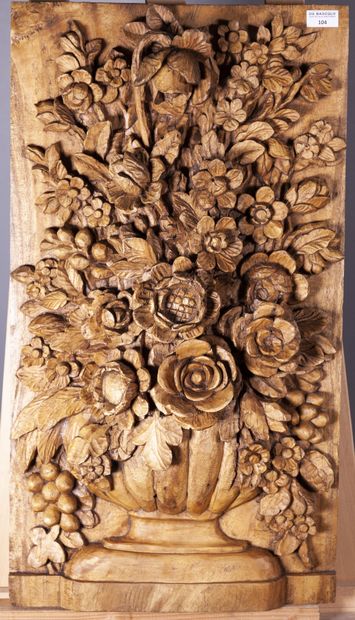  Panneau en bois sculpté à décor d'une vasque richement fleuri 
XXe siècle 
H. 68...