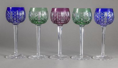  SAINT-LOUIS 
Lot composé de cinq verres à vin du Rhin en cristal coloré 
H. 18,5...