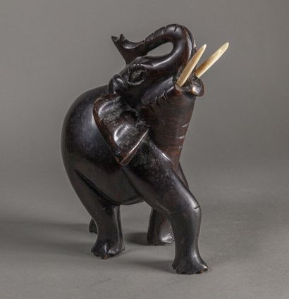 null Eléphant en bois sculpté

XXe siècle 

H. 23 cm