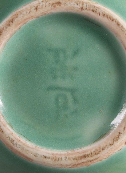 JAPON - XXe siècle 
Vase double gourde vert signé 
H. 21 cm
