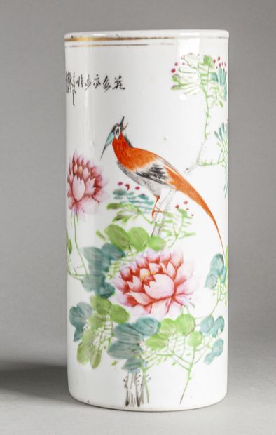  CHINE - XXe siècle 
Vase rouleau en porcelaine, à décor polychrome d'un oiseau rieur...