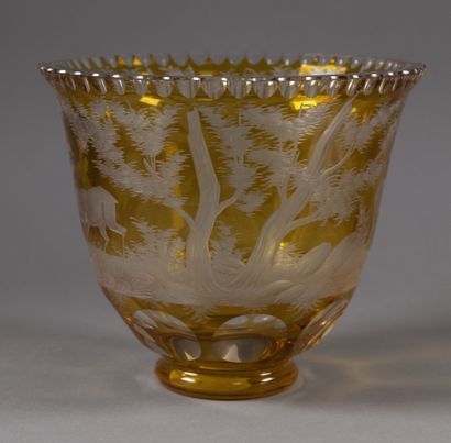 null Vase à décor cynégétique en cristal de Bohème

H. 18,5 cm - D. 21,5 cm