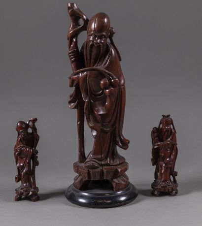 null CHINE - XXe siècle 

Trois personnages asiatiques en bois sculpté

H. 33 cm...