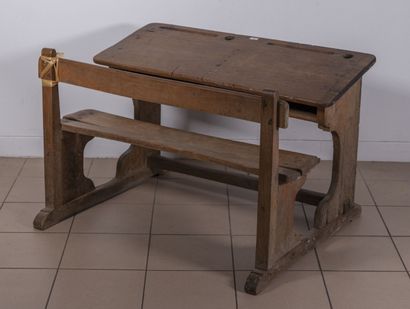 null Petit bureau d'écolier à deux places en bois

Début du XXe siècle

H. 67 cm...