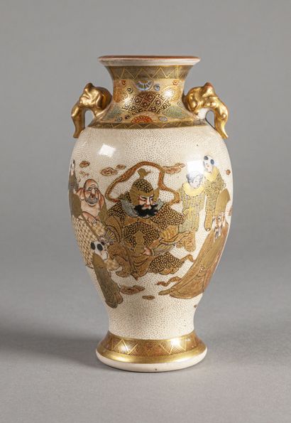 null SATSUMA - XXe siècle 

Petit vase balustre en faïence à décor doré et polychrome...