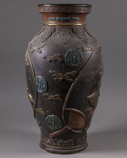 null JAPON - Période MEIJI (1868-1912) 

Grand vase balustre en terre cuite laquée,...