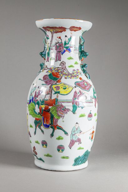 CHINE, Canton - Début du XXe siècle 
Grand vase balustre en porcelaine, à décor...