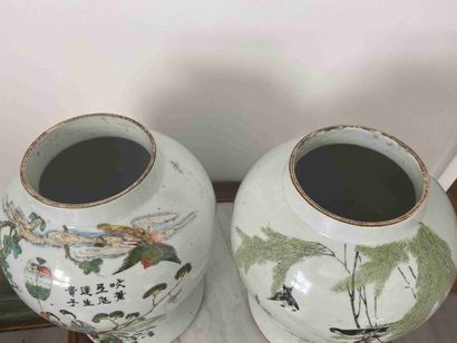  CHINE - Début du XXe siècle 
Deux potiches en porcelaine pouvant former paire, à...