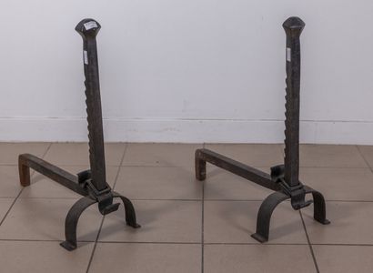 null Paire de chenets en fer forgé dans le goût du XVIIe siècle

H. 63 cm