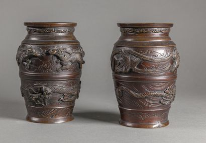  JAPON - Période MEIJI (1868-1912) 
Paire de vases en bronze à décor en relief de...
