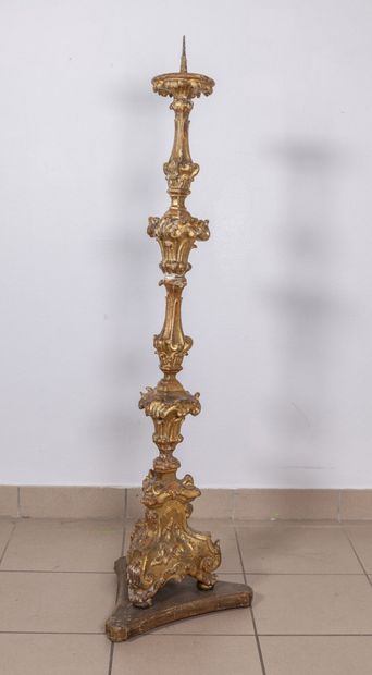  Pique-cierge tripode en bois et stuc doré 
XIXe siècle 
H. 125 cm 
Accidents, p...