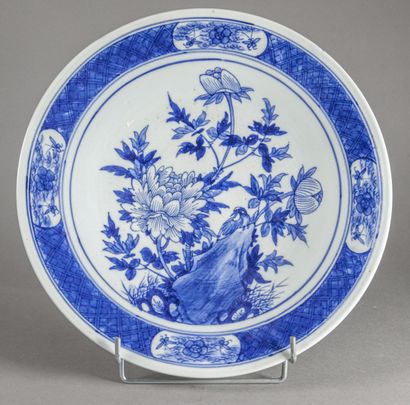  CHINE (Ou Japon?) - Début du XXe siècle 
Plat en porcelaine à décor blanc bleu d'un...