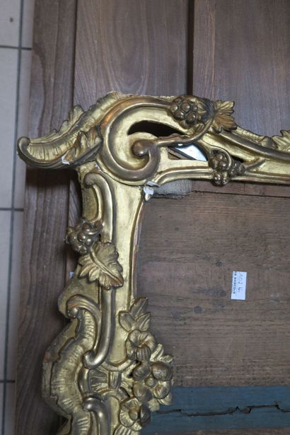 null Encadrement de miroir en bois redoré feuillagé 

XVIIIe siècle 

H. 97 cm -...