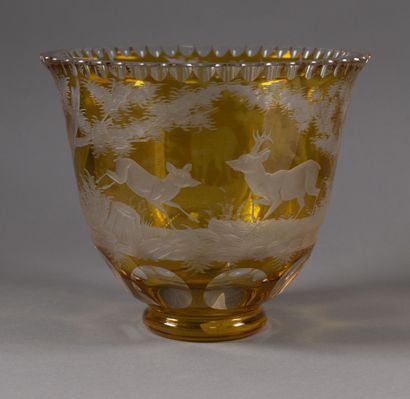 null Vase à décor cynégétique en cristal de Bohème

H. 18,5 cm - D. 21,5 cm