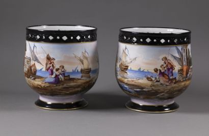 null Paire de cache pot en porcelaine à décor plages animées

Fin XIXe siècle

H....