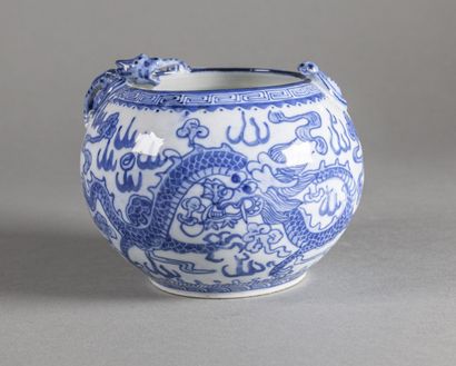 null CHINE - XXe siècle

Petit vase boule en porcelaine à décor blanc bleu de dragons...