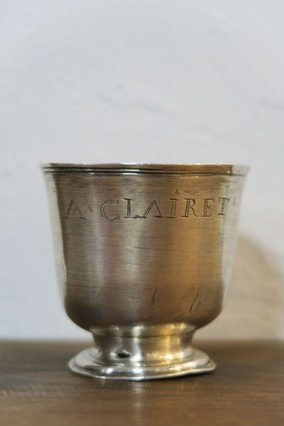  Petite timbale sur piédouche en argent gravée A. CLAIRET 
H. 6 cm 
Poids 73,6 g