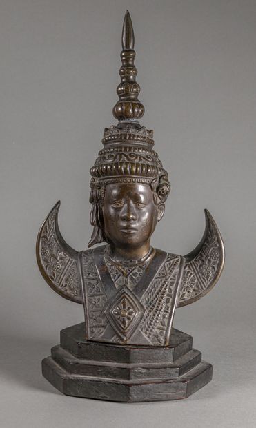 null INDOCHINE, Bien Hoa - Début du XXe siècle

Apsara

Buste en bronze à patine...