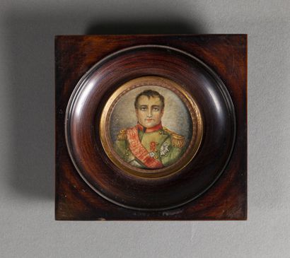  Napoléon Ier, miniature sur carton signée à droite F. Delhomme 
XIXe siècle 
D....
