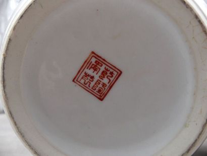 null CHINE - XXe siècle 

Parie de pots à gingembre sur socle en bois à décor de...