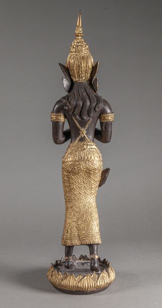  Danseuse Ayutthaya en métal patiné et doré 
XXe siècle 
H. 49 cm