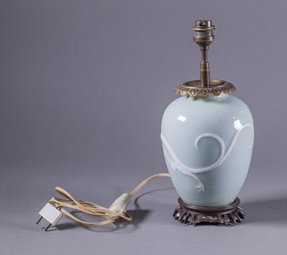 null CHINE 

vase couleur céladon Ru monté en lampe

Base en bois abimé

H : 30 cm...