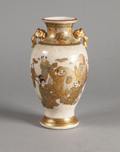  SATSUMA - XXe siècle 
Petit vase balustre en faïence à décor doré et polychrome...