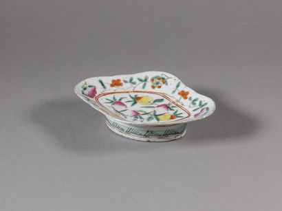 null CANTON - XIXe siècle

Coupe sur talon en porcelaine à décor de fruits

L. 18,5...