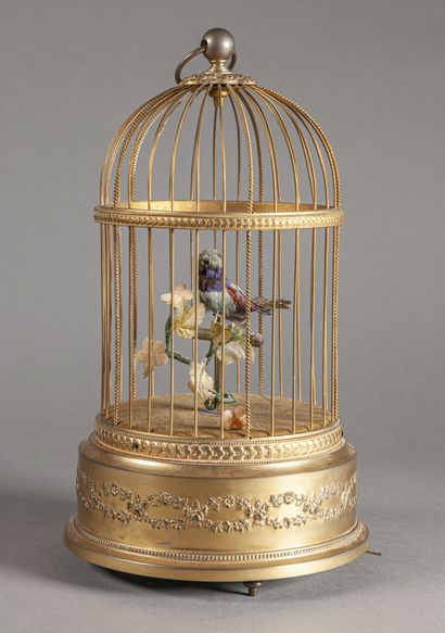 null Cage en laiton à oiseau chanteur

Début du XXe siècle 

H. 28 cm 

Mécanisme...
