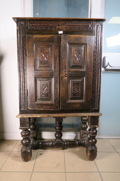 null Cabinet en bois noirci dans le goût du XVIIe siècle, piétement composé de cinq...