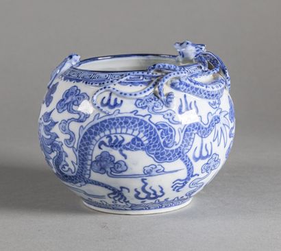  CHINE - XXe siècle 
Petit vase boule en porcelaine à décor blanc bleu de dragons...