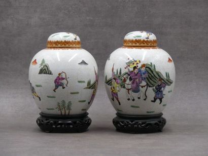 null CHINE - XXe siècle 

Parie de pots à gingembre sur socle en bois à décor de...
