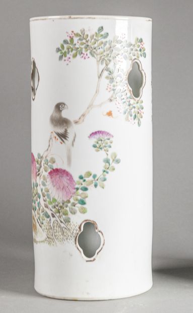 CHINE - XXe siècle 
Vase rouleau en porcelaine...