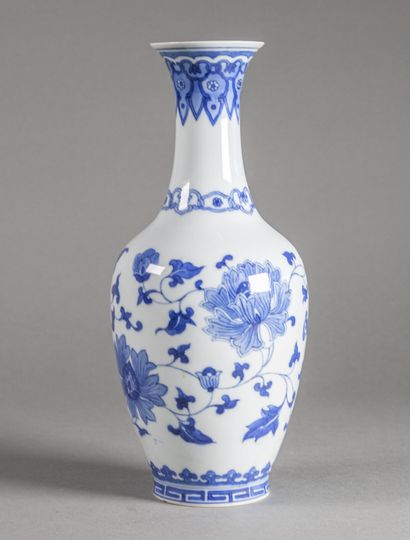  CHINE - XXe siècle 
Vase balustre en porcelaine à décor blanc bleu de fleurs et...