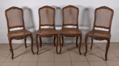  Suite de quatre chaises en bois sculpté de fleurettes, pieds coquille terminés par...