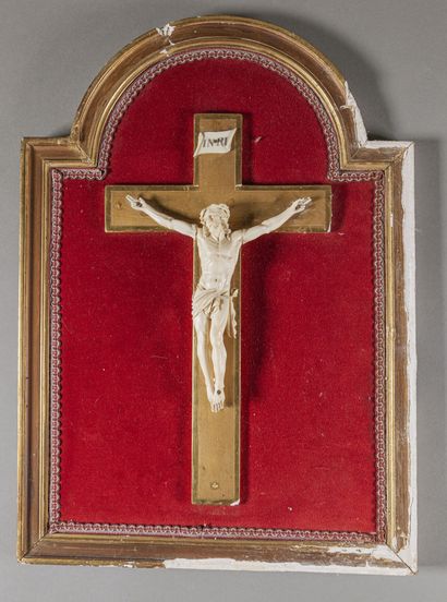 ** Crucifix en ivoire dans un cadre en bois...