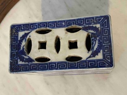  CHINE - XXe siècle 
Boite à grillons en porcelaine, à décor blanc bleu de chiens...